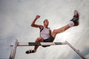 Unbelievable Finish: Athlete Triumphs in 400m Hurdles After Wardrobe Malfunction!