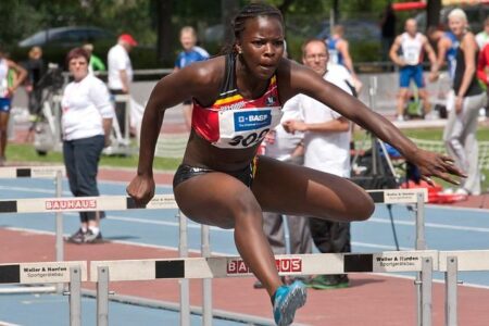 Unbelievable Finish: Athlete Triumphs in 400m Hurdles After Wardrobe Malfunction!