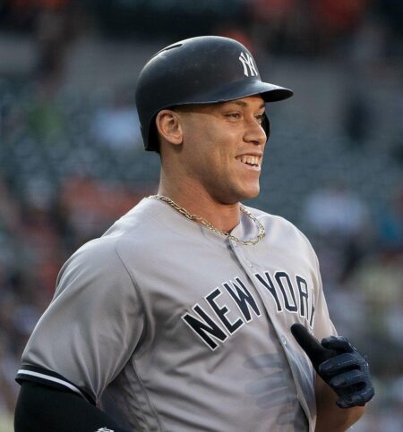Chaos on the Field: Aaron Judge Takes a Hit from Anthony Volpe’s Wild Throw in Yankees-Mets Showdown!