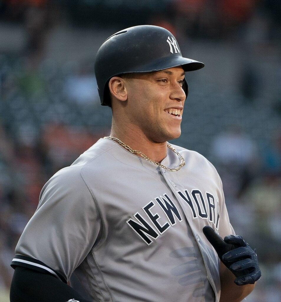 Chaos on the Field: Aaron Judge Takes a Hit from Anthony Volpe’s Wild Throw in Yankees-Mets Showdown!