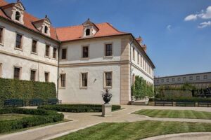 Wenthe Soars to Stunning Victory in the 300m Hurdles!