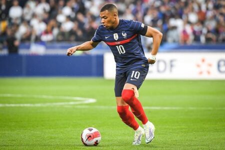 Kylian Mbappé Rockets Ahead of Lionel Messi with Eighth Goal to Dominate World Cup Golden Boot Race Kylian Mbappé Rockets Ahead of Lionel Messi with Eighth Goal to Dominate World Cup Golden Boot Race